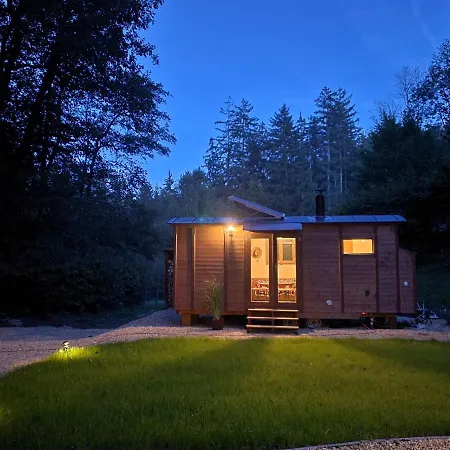 Сasa de vacaciones Golden Valley Glamping Borotice
